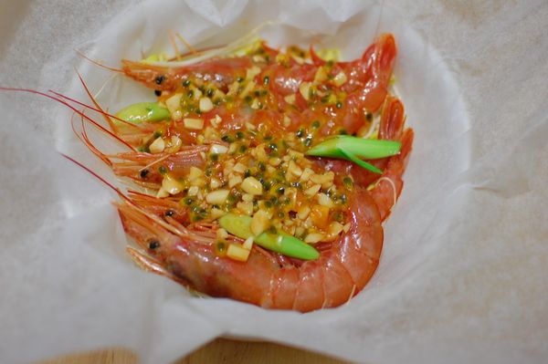 取一深盤，先鋪上烘焙紙(料理紙)，然後黃豆芽與蒜苗當底，排上蝦子，最後淋上調味料，再把紙往上折起，完全包覆住所有食材，放進電鍋(置於蒸架上)，外鍋加入一杯水去蒸，跳起即可取出
