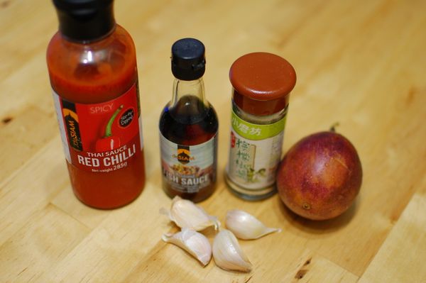 備好所有調味材料(米酒忘了入鏡^^")，百香果取出果肉，蒜頭切末，跟所有調料一起攪拌均勻，測試並調出自己喜愛的酸辣程度