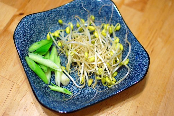 這次準備了黃豆芽跟蒜苗(斜切段)來增加口感與風味