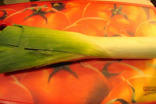 青蒜在清洗時,可對切破開內部的泥沙才可清洗乾淨,
然後切小段備用!
馬鈴薯去皮後切小丁備用!