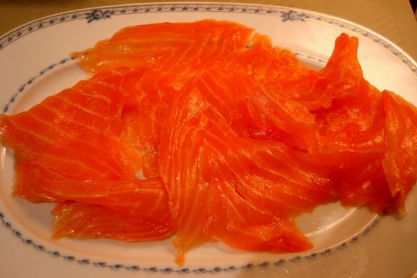 把煮好的青蒜湯倒入碗中,再將鮭魚片切成小塊放入湯碗中,最後可撒上些許蔥末,也可淋上一點點橄欖油即成!!
(鮭魚片是醃醺過的,所以不用處理了,直接可食用)