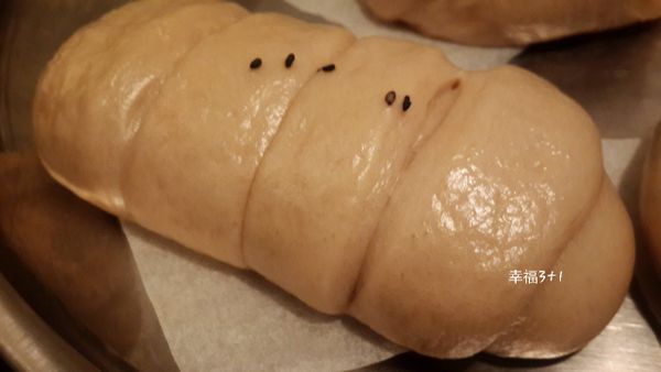 塑型時，可取適量黑糖塊（粉），直接包入，即爆漿黑糖饅頭。