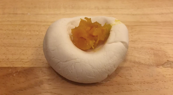 a加入適量南瓜，揉捏至均勻的黃色