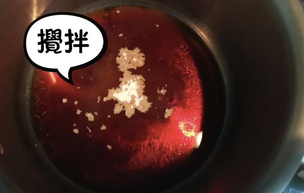 將糖、水、醬油加熱拌勻至無顆粒後加入玉米粉