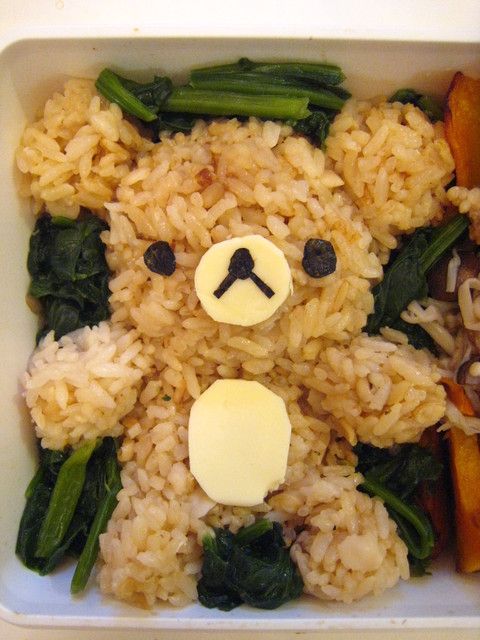 電子鍋的米飯煮好之後拌上醬油調整到懶熊的顏色之後，用手捏成懶熊的樣子。用三明治起司片剪成肚子跟鼻子，用海苔作眼睛跟鼻子。