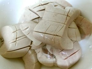 豬腰子切厚片正面劃刀花
用熱水川燙半熟後 馬上撈出浸泡冷水備用
浸泡冷水可以保持腰子的脆度