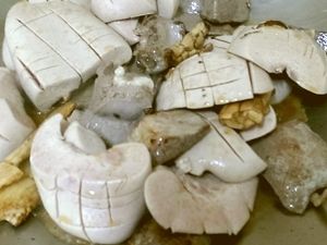 將豬腰子放入已爆香的薑片略為翻炒