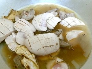 加入米酒及高鮮味精 待米酒滾開後及腰花煮熟就可關火