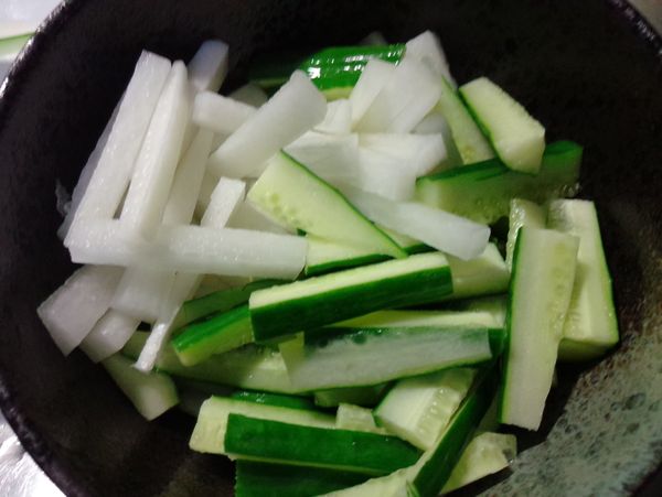 白蘿蔔和小黃瓜切約0.7CM寬度長5CM粗絲，加入鹽先醃30分鐘