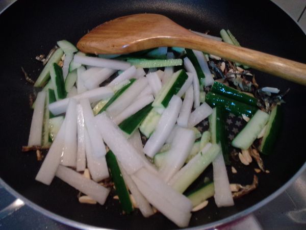 倒入瀝乾水粉的白蘿蔔和小黃瓜