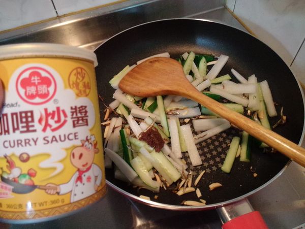 加入咖哩炒醬拌炒即可起鍋