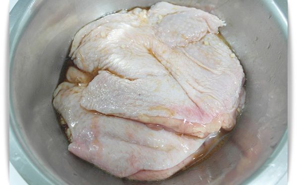 將雞肉洗淨吸乾水份放進容器中..

且倒入所有醃料..抓一抓後冷藏至少30分鐘^^