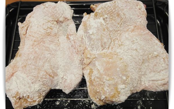 將雞肉裹上一層薄薄的麵粉...

記得要將多餘的麵粉拍掉喔^^"

接著放入水波爐使用炸雞功能烤約24分鐘!!

**也可以用烤箱唷..放進預熱200度的烤箱烤約20-25分即可^^