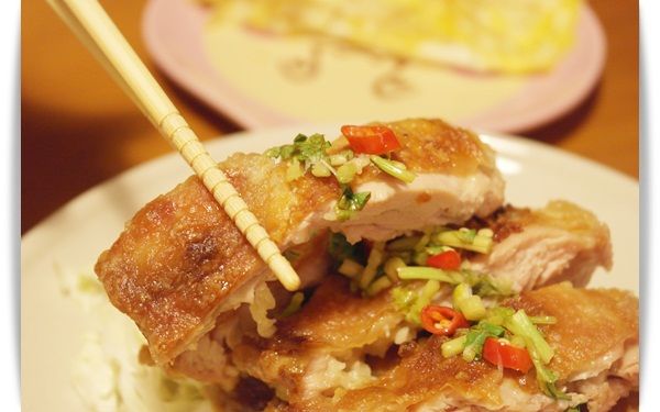 一口咬下好卡滋唷~~

 不只有酥脆外皮雞肉也嫩嫩耶^^"

吸附著酸辣醬汁真的好開胃呢>////<