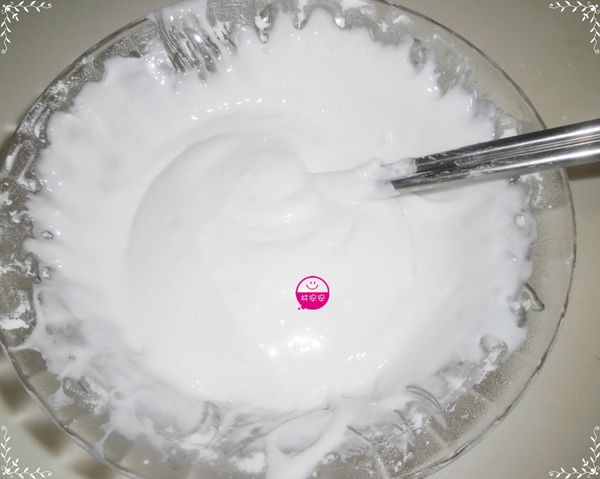 再加入６０克樹薯粉，耐心的攪拌均勻。（喜歡較Ｑ彈口感的朋友，這裡可以使用日本太白粉）。