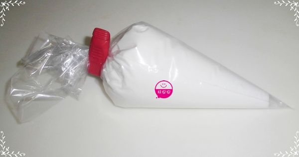 袋子尾端用橡皮筋綁住，懶人安使用封口夾更方便呀！袋口則依個人喜好剪適當大小的洞，這個洞將決定粉條的粗細。