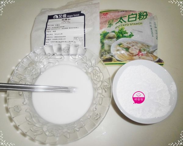 取一碗調粉漿水（６０克冷水＋６０克樹薯粉），用筷子攪拌均勻。再用另外一個碗秤６０克的日本太白粉備用。