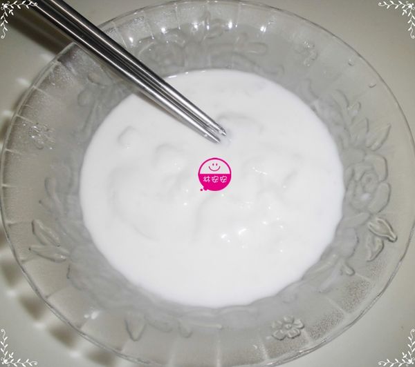 步驟１的水滾時，請再將步驟２的粉漿水稍加攪拌均勻，不要有沈澱，接下來將滾水沖入粉漿水中，並用筷子攪拌均勻。（滾水剛沖入時，中間會呈現透明狀，旁邊則還是水水的，如相片中看到的樣子。）