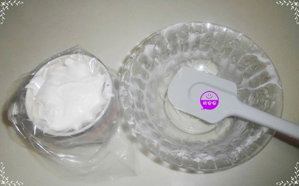 用橡皮刮刀將步驟４的麵糊放進三明治袋裡。（貼心小叮嚀：由於此麵糊密度頗高，擠的過程很容易弄破袋子，故建議至少套兩層。）