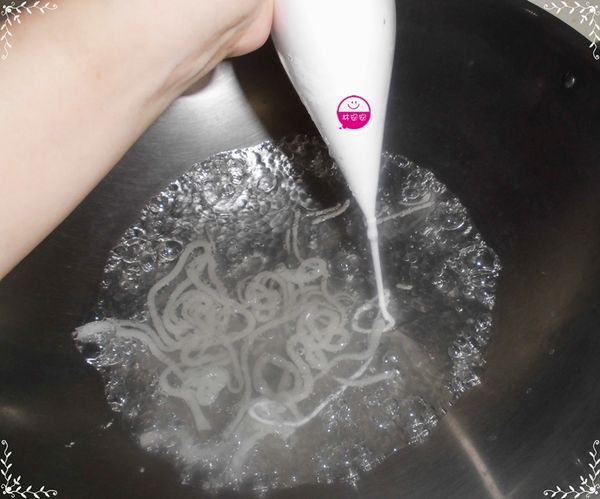 取一鍋加入適量的水煮滾（這裡可以用熱水煮較省時間），將步驟７的粉條糊擠入滾水中。