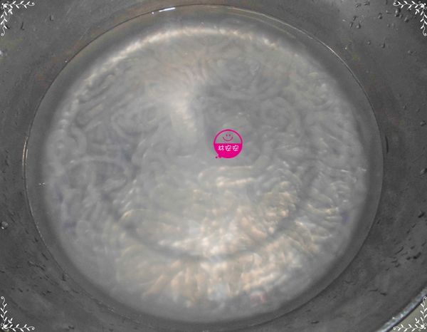 撈起的粉條請立刻放入冷水中，以防沾黏。重覆步驟８－１０，直到粉條糊全部煮完為止。