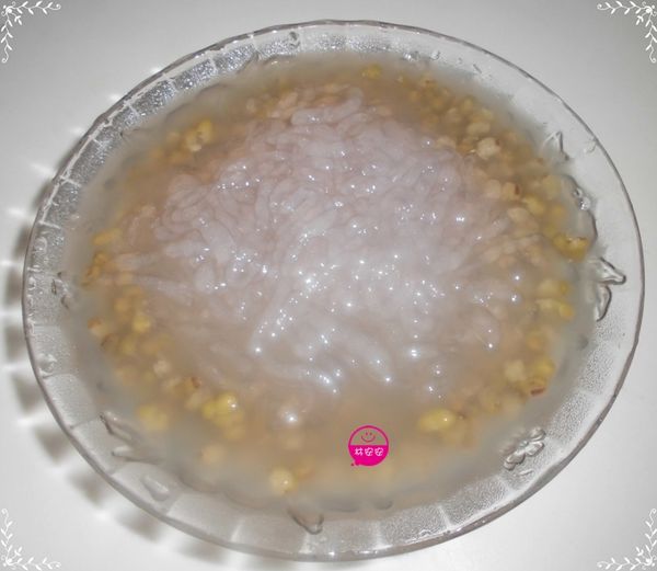 安安今晚正好有煮一鍋綠豆湯，自製純手工ＱＱ粉條，無防腐劑及不當的添加物，吃起來好安心呀！