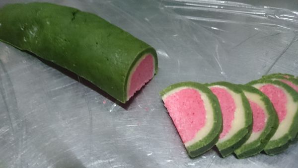 將抹茶麵團桿平，把冰凍麵團再包覆，冰凍定型