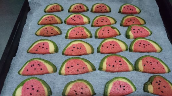 烤箱預熱170度20分鐘，成型麵團拿出剖半，切成一片一片（約0.3公分）,灑上黑芝麻粒當做西瓜子