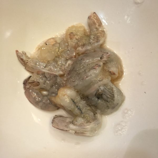 清洗並擦乾蝦仁，加入醃料