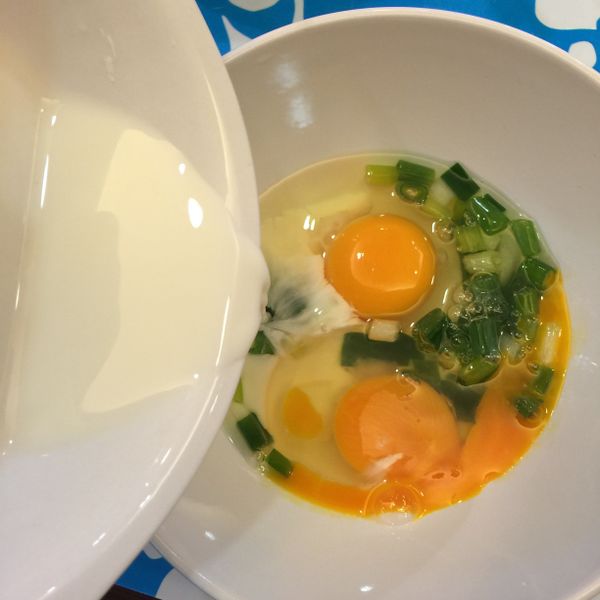 將牛奶倒入蛋中，加點鹽，打成蛋汁