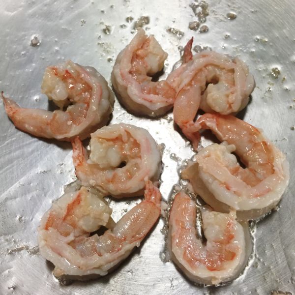 熱鍋，先將蝦仁煎到8分熟，先撈起放旁邊