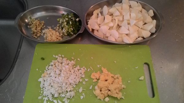 薑片切小丁。蒜頭拍碎切小丁。蔥切珠。鹹蛋把蛋白蛋黃分開，各別切碎。筊白筍-滾刀切(或切條都可)