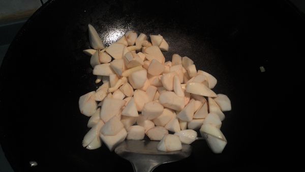 取一鍋，加少許油，筊白筍入鍋炒，放入少許水煨軟。取出備用