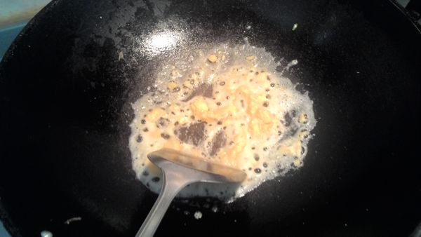 油量稍多(約2湯匙)放入鹹蛋黃至起泡，放入切好的薑，蒜在加入筊白筍拌炒，最後在放鹹蛋白，蔥，即可起鍋