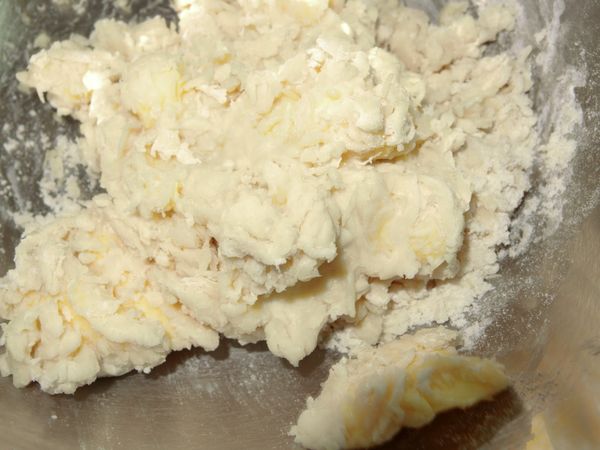 將【油皮】材料放入鋼盆中混和拌勻揉成糰,分割成20個(每個17公克)鬆弛20分鐘