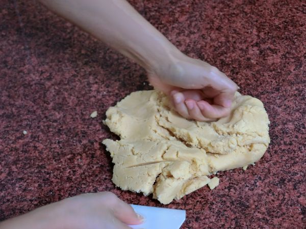 【油酥】材料混和拌勻，揉成糰不沾手表面光滑，分割成20個(每個11公克)即可