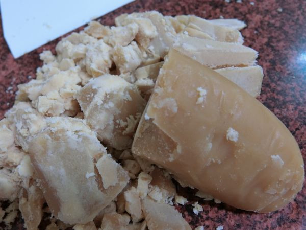 白鳳豆沙切小丁揉散成糰至顏色變白，分割成20個(每個20公克)備用