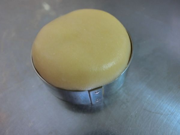 取一餅皮，包入白鳳豆餡放入模型中整形