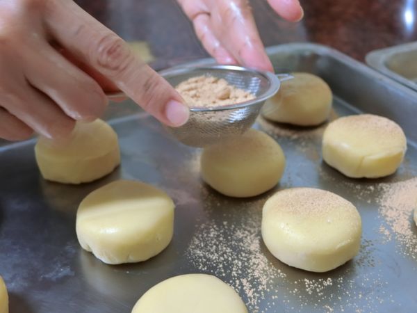 排入烤盤中撒上黃豆粉