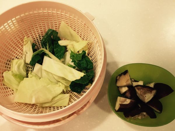 先把菜切片（有一點點白菜剩下來我把他們也放進去了哈哈）然後香菇一開四切小一點