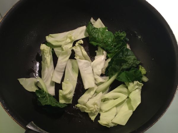 接著先放菜，煮到半熟