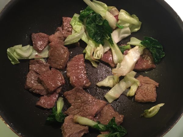再放牛肉，把牛肉一塊塊的鋪排在鍋上煎，大概15秒後反過來再煎～