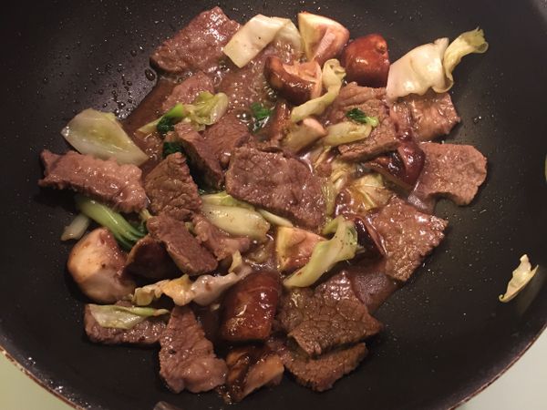 香菇軟掉後已經可以聞到香香的菇味了，最後放下燒汁還有黑胡椒就大功告成了！
（這個時候喜歡的話可以加烏冬啊飯啊一起吃應該也蠻好的XD）