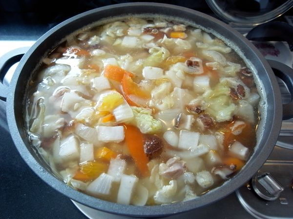 等蔬菜熬煮到變軟熟透，加鹽巴(可另加雞粉)調味就可以嚕