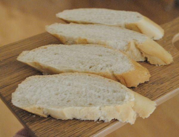 先將法國長棍麵包Baguette 斜切成片狀 （約2公分厚）備用