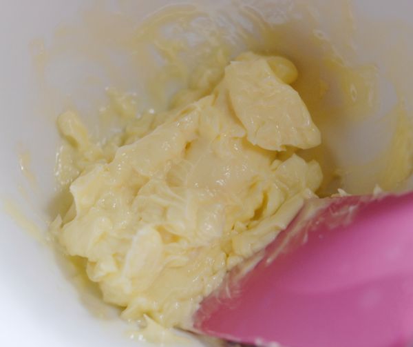 將奶油放在室溫至非常軟身，用膠刮拌勻