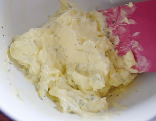 將蒜末加入奶油內，下少許鹽及胡椒粉調味，再加入巴西里Parsley拌勻，那就成香蒜奶油抹醬