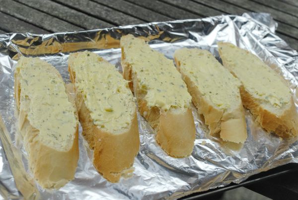 將抹醬塗在麵包上，然後放在烤盤上 （也可在麵包的另一面淋少許橄欖油）