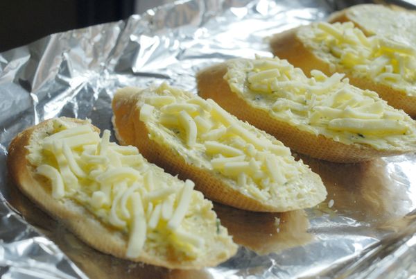 再在麵包上灑上起司碎