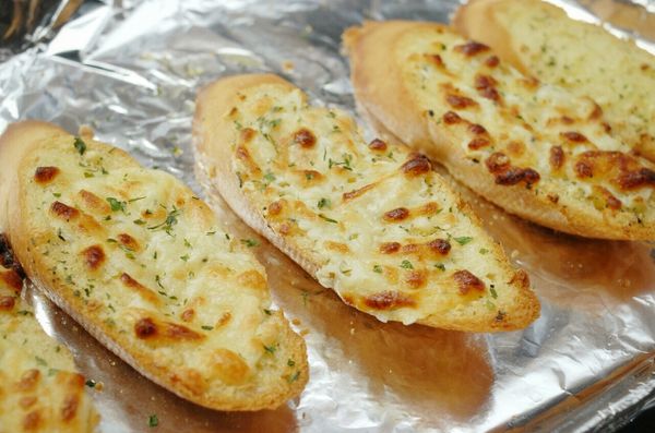 放入已預熱180度烤箱，烤約10-15分鐘，或至起司溶化及金黃色即成！